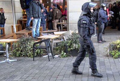 Update: Polizei hat Kontrolle über Demo in Leipzig verloren - Die Polize versucht mit aller Kraft, die Demonstrierenden zu ordnen. Foto: Daniel Unger