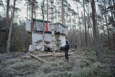 Update: Räumung des sächsischen "Heidebogen"-Waldstücks soll starten - Kurz vor 7 Uhr kamen die ersten Polizisten auf der Gelände des Heibo. Foto: xcitepress/finn becker