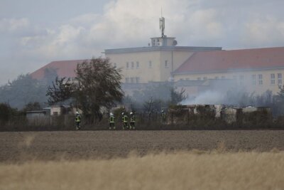 Update: Rauchwolke über Leipzig - Polizei ermittelt wegen Brandstiftung - Feldbrand in Leipzig an der Großzschocher Schönauer Straße im Bereich Lausen-Grünau.
