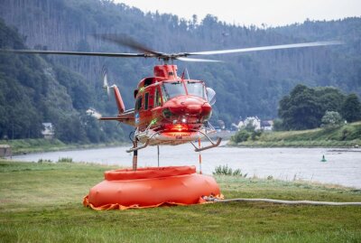 Update Sächsische Schweiz: Endlich regnet es - Hubschrauber unterstützen die Helfer beim Kampf gegen die Glutnester. Foto: B&S/Bernd März