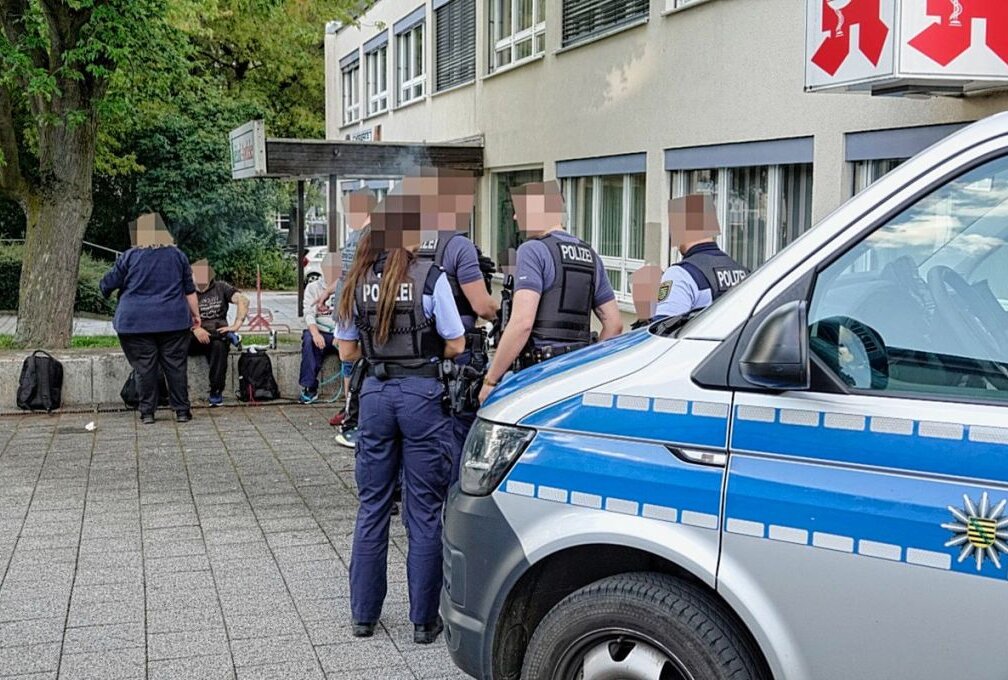 Update: Schlägerei in Chemnitz eskaliert - Vor einem Supermarkt in der Straße Usti nad Labem kam es zu einer Schlägerei zwischen mehreren Personen. Foto: Jan Haertel/ ChemPic