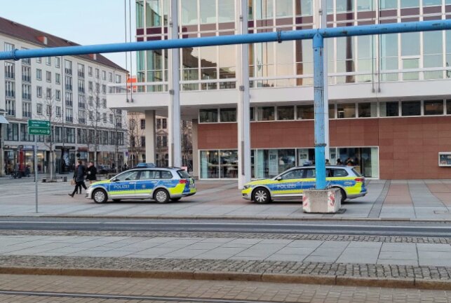 Update: Schüsse nahe der Altmarkt-Galerie - Tatverdächtiger festgenommen - Streifenwagen und Spezialkraefte-Autos stehen vor dem Altmarkt, nahe des Einkaufscenters "Altmarkt Galerie" Foto: xcitepress