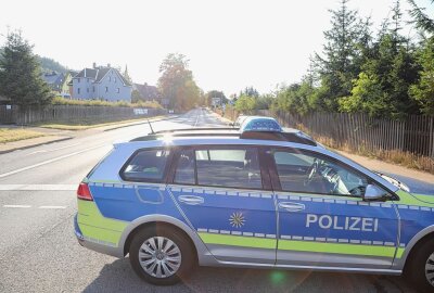 Update: Schwer bewaffnete Polizisten im Schwarzenberger Stadtteil Neuwelt im Einsatz - In Schwarzenberg ist die Polizei im Großeinsatz. Foto: Niko Mutschmann