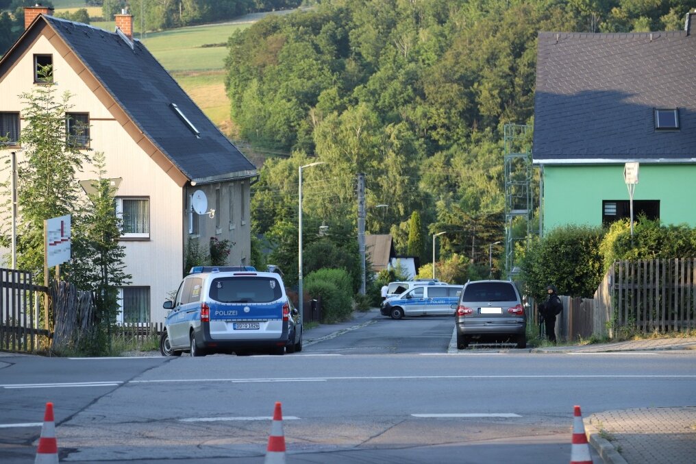 In Schwarzenberg ist die Polizei im Großeinsatz. Foto: Niko Mutschmann