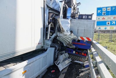 Update: Schwerer Crash mit LKW auf A4 bei Dresden verursacht 100.000 Euro Sachschaden - Schwerer Crash auf der A4 bei Dresden. Foto: Roland Halkasch