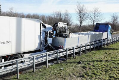 Update: Schwerer Crash mit LKW auf A4 bei Dresden verursacht 100.000 Euro Sachschaden - Schwerer Crash auf der A4 bei Dresden. Foto: Roland Halkasch