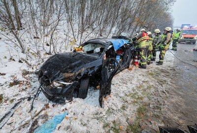 Update: Schwerer Unfall auf der A4 im Schneetreiben: BMW überschlägt sich - Gegen 14.20 Uhr kam es zu einem schweren Unfall auf der A4 zwischen Hohenstein-Ernstthal und Wüstenbrand, bei dem sich ein PKW überschlug. Foto: Andreas Kretschel