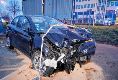Update: Schwerer Unfall auf Neefestraße - Fahrer verliert Kontrolle über PKW - Der Fahrer hatte offenbar gesundheitliche Probleme. Foto: Harry Härtel/haertelpress