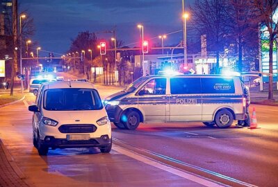 Update: Schwerer Unfall auf Neefestraße - Fahrer verliert Kontrolle über PKW - Ein PKW Ford wurde touchiert. Foto: Harry Härtel/haertelpress