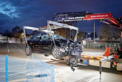 Update: Schwerer Unfall auf Neefestraße - Fahrer verliert Kontrolle über PKW - Am Fahrzeug entstand ein Totalschaden. Foto: Harry Härtel/haertelpress