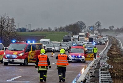 Update: Schwerer Verkehrsunfall auf der A4 bei Meerane - Am Samstagnachmittag gegen 17.15 Uhr kam es auf der A4 circa 1000 Meter nach dem Kreuz Meerane in Fahrtrichtung Erfurt zu einem schweren Verkehrsunfall. Foto: Andreas Kretschel