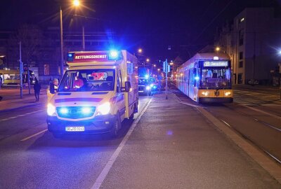 Update: Schwerer Verkehrsunfall in Dresden: Fußgängerin von Straßenbahn erfasst - In Dresden kolliderte eine Fußgängerin mit einer Straßenbahn. Foto: Roland Halkasch