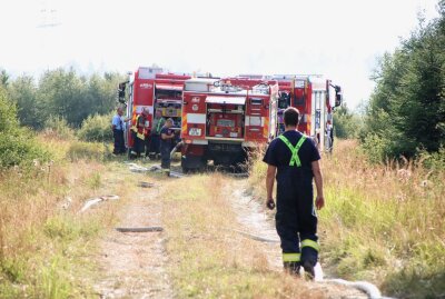 Update: Schwieriger Brandherd an deutsch-tschechischer Grenze gelöscht - An der deutsch-tschechischen Grenze bei Satzung ist ein Waldbrand ausgebrochen. Foto: Andre März