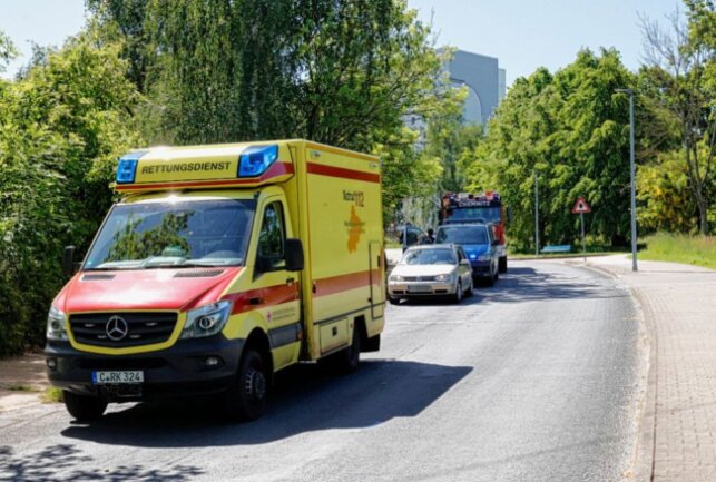 Update: Sieben Kinder nach Kollision mit PKW verletzt - Am Dienstagvormittag kam es auf der Max-Müller-Straße zu einer schweren Kollision. Foto: Jan Härtel/ChemPic