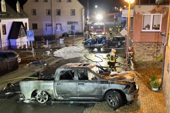 Update: Sieben Schwerverletzte und PKW-Brand bei Unfall in Bernsbach - In Lauter-Bernsbach kam es zu einem schweren Verkehrsunfall. 