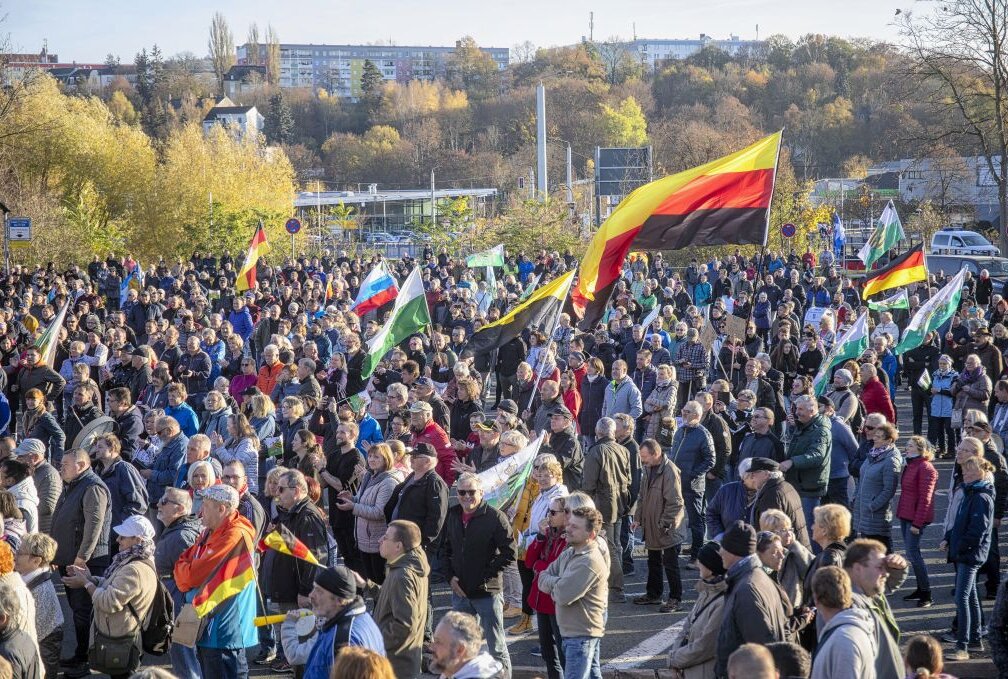 Update: Sonntagsdemonstration in der Plauener Innenstadt - Tausende demonstrieren mit Trommeln, Fahnen und Plakaten. Foto: B&S