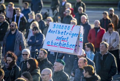 Update: Sonntagsdemonstration in der Plauener Innenstadt - Tausende demonstrieren mit Trommeln, Fahnen und Plakaten. (Foto: B&S)