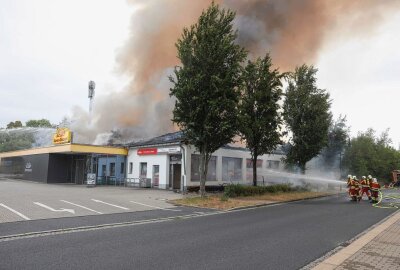 Update: Spurensicherung nach Brand in Netto-Supermarkt abgeschlossen - Am Donnerstagmorgen ist ein verheerender Brand in einer Netto-Filiale nahe Dresden ausgebrochen. Foto: xcitepress
