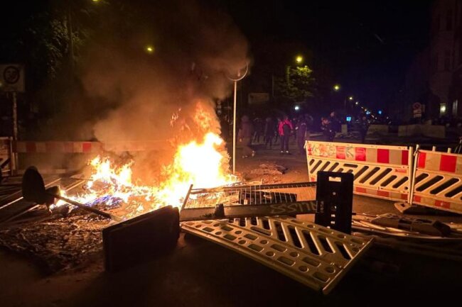 Update: Strassenkämpfe in Leipzig - brennende Barrikaden und Steinwürfe - Im Leipziger Stadtteil Connewitz kam es in der Nacht zu Samstag zu Ausschreitungen