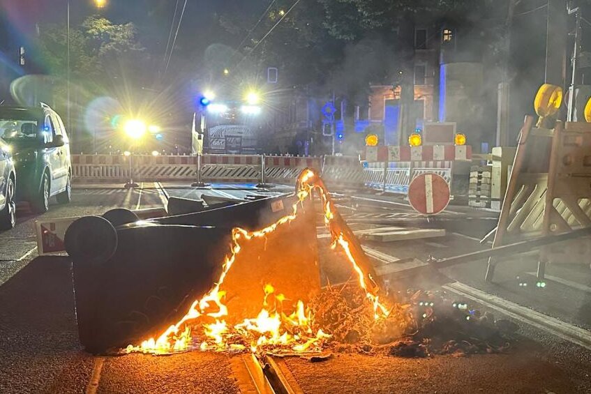 Update: Strassenkämpfe in Leipzig - brennende Barrikaden und Steinwürfe - 