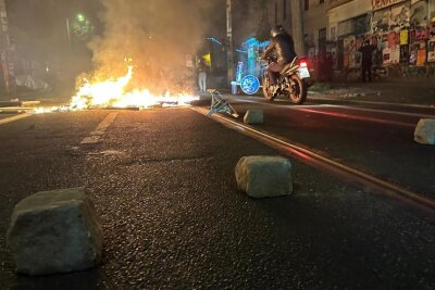 Update: Strassenkämpfe in Leipzig - brennende Barrikaden und Steinwürfe - Im Leipziger Stadtteil Connewitz kam es in der Nacht zu Samstag zu Ausschreitungen