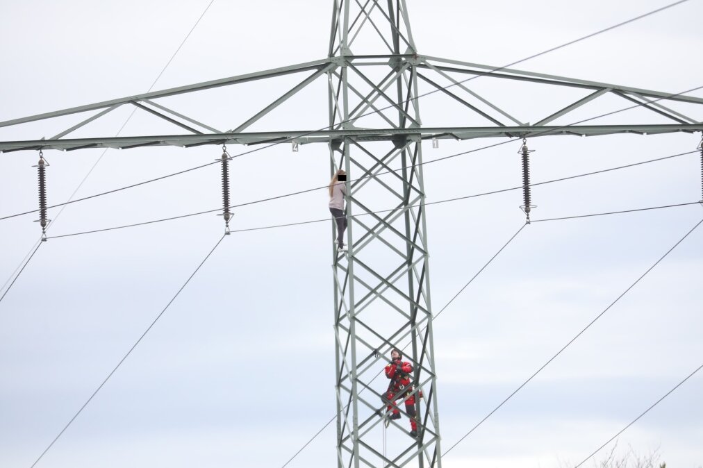 Der Strom in Freital muss übergangsweise abgeschaltet werden. Eine Frau ist auf den Mast geklettert.