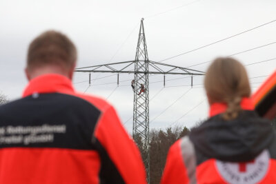 Der Strom in Freital muss übergangsweise abgeschaltet werden. Eine Frau ist auf den Mast geklettert.