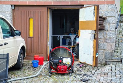 Update: Technischer Defekt: Garage in Aue fängt Feuer - Der Brand konnte erfolgreich gelöscht werden. Foto: Niko Mutschmann