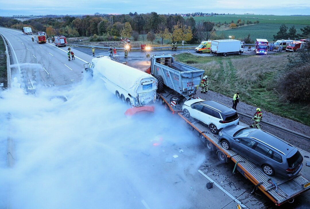 Update: Tödlicher Unfall auf A4 - LKW kollidiert mit Stickstoff-Sattelzug - Am frühen Freitagmorgen kam es zu einem tödlichen Verkehrsunfall auf der A4. Foto: Roland Halkasch