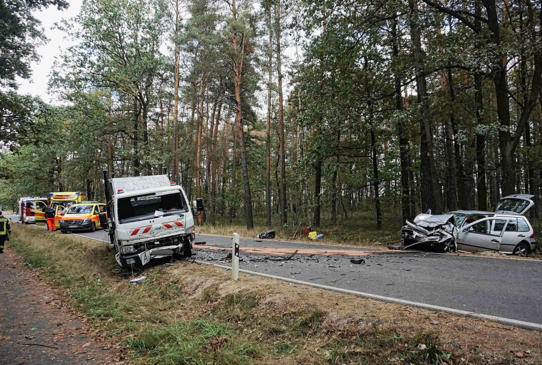 Update: Tödlicher Unfall in Sachsen - 84-Jähriger stirbt nach Kollision mit LKW - Bei einem Verkehrsunfall am Donnerstagmittag wurde eine Person so schwer verletzt, dass sie am Unfallort verstarb. Foto: xcitepress/db