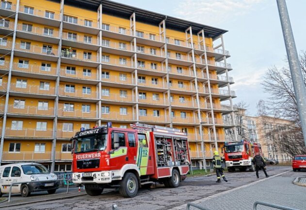Update: Toter Student nach Brand in Chemnitzer Studentenwohnheim entdeckt - In einem Chemnitzer Studentenwohnheim war in einer Wohnung in der 6. Etage ein Brand ausgebrochen. Foto: Harry Haertel