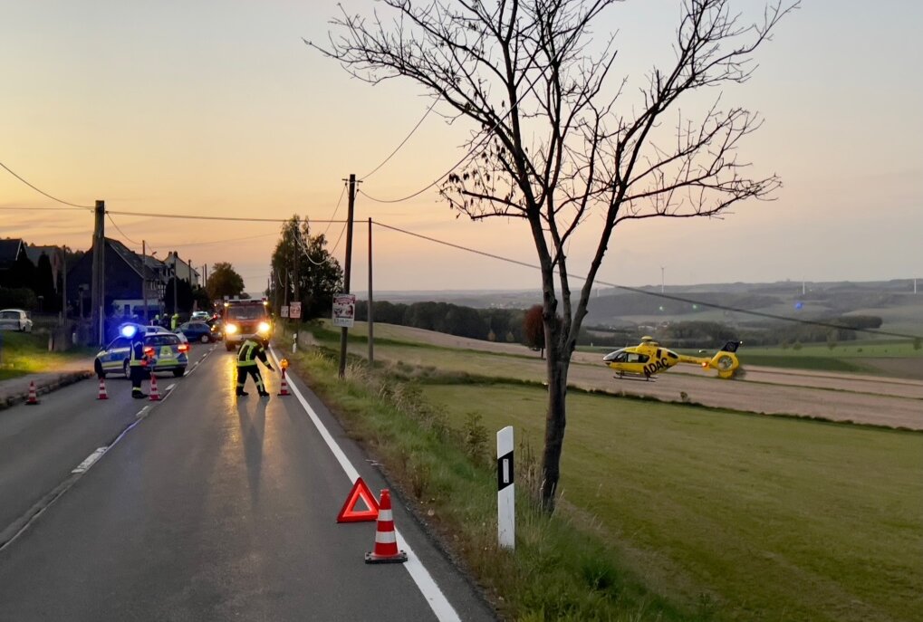Update: Toter und zwei Schwerverletzte nach Verkehrsunfall in Weißbach - Auf der B93 bei Weißbach ereignete sich am Dienstagabend ein Verkehrsunfall mit tödlichen Folgen. Foto: Daniel Unger 