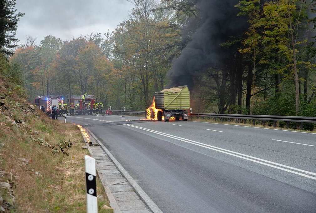 Update: Traktor-Brand zwischen Zschopau und Hohndorf - Traktorbrand auf B174. Foto: Blaulicht&Stormchasing/Robert Butter