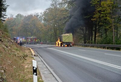 Update: Traktor-Brand zwischen Zschopau und Hohndorf - Traktorbrand auf B174. Foto: Blaulicht&Stormchasing/Robert Butter