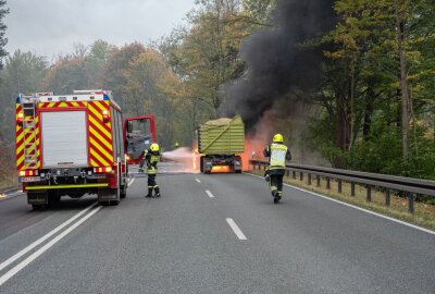 Update: Traktor-Brand zwischen Zschopau und Hohndorf - Traktorbrand auf B174. Foto: Blaulicht&Stormchasing