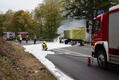 Update: Traktor-Brand zwischen Zschopau und Hohndorf - Traktorbrand auf B174. Foto: Blaulicht&Stormchasing