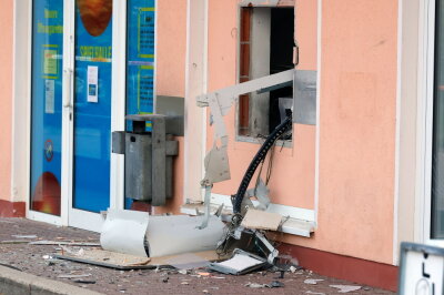 Update: Unbekannte sprengen Geldautomat in Frankenberg - Ein Geldautomat der Sparkasse wurde am Freitagmorgen in der Gutenbergstraße gesprengt. Foto: Harry Haertel