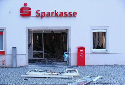 Update: Unbekannte zerstören Sparkassen-Filiale bei Überfall komplett - Unbekannte sprengen die Sparkassen-Filiale. Foto: Roland Halkasch