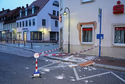Update: Unbekannte zerstören Sparkassen-Filiale bei Überfall komplett - Unbekannte sprengen die Sparkassen-Filiale. Foto: Roland Halkasch