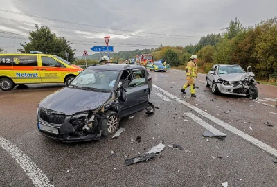 Update: Unfall an Auffahrt zur A72: Zwei Personen schwer verletzt - Frontalkollision: Zwei Fahrer schwer verletzt. Foto: Andreas Kretschel