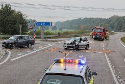 Update: Unfall an Auffahrt zur A72: Zwei Personen schwer verletzt - Frontalkollision: Zwei Fahrer schwer verletzt. Foto: Andreas Kretschel