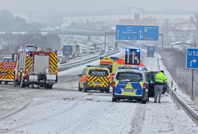 Update: Unfall auf A4: Feuerwehr muss Frau aus Auto bergen - Auf der A4 kam es zu einem Unfall. Foto: Andreas Kretschel