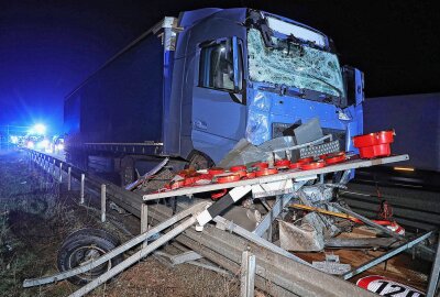 Update: Unfall auf A4: LKW prallt gegen Schilderwagen - Freitagnacht kam es auf der A4 bei Klipphausen zu einem Verkehrsunfall, bei dem ein LKW auf ein Schilderwagen prallte. Foto: Roland Halkasch