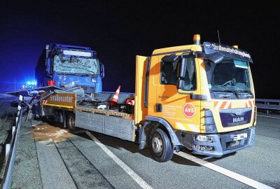 Update: Unfall auf A4: LKW prallt gegen Schilderwagen - Freitagnacht kam es auf der A4 bei Klipphausen zu einem Verkehrsunfall, bei dem ein LKW auf ein Schilderwagen prallte. Foto: Roland Halkasch