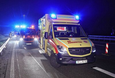 Update: Unfall auf A4: LKW prallt gegen Schilderwagen - Der Fahrer des LKW wurde leicht verletzt. Foto: Roland Halkasch
