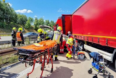 Update: Unfall auf der A4 mit fünf Fahrzeugen und zwei Schwerverletzten - Auf der A4 kam es zu einem Unfall. Foto: Harry Härtel / haertelpress