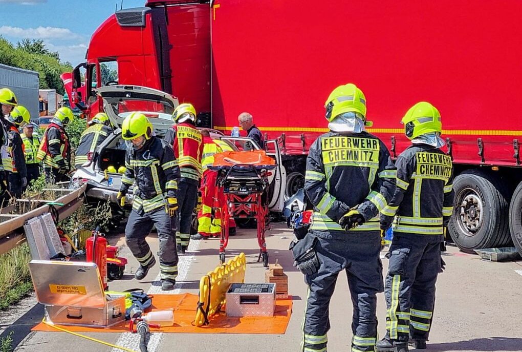 Update: Unfall auf der A4 mit fünf Fahrzeugen und zwei Schwerverletzten - Auf der A4 kam es zu einem Unfall. Foto: Harry Härtel / haertelpress