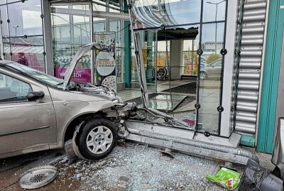 Update: Unfall bei der Sachsen-Allee - PKW fährt in Glasfront -  Aus bisher unbekannter Ursache verlor die Fahrerin eines PKW Fiat die Gewalt über ihr Fahrzeug und knallte in die Eingangstür zur Rolltreppe. Foto: Harry Härtel