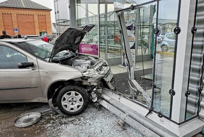 Update: Unfall bei der Sachsen-Allee - PKW fährt in Glasfront -  Aus bisher unbekannter Ursache verlor die Fahrerin eines PKW Fiat die Gewalt über ihr Fahrzeug und knallte in die Eingangstür zur Rolltreppe. Foto: Harry Härtel