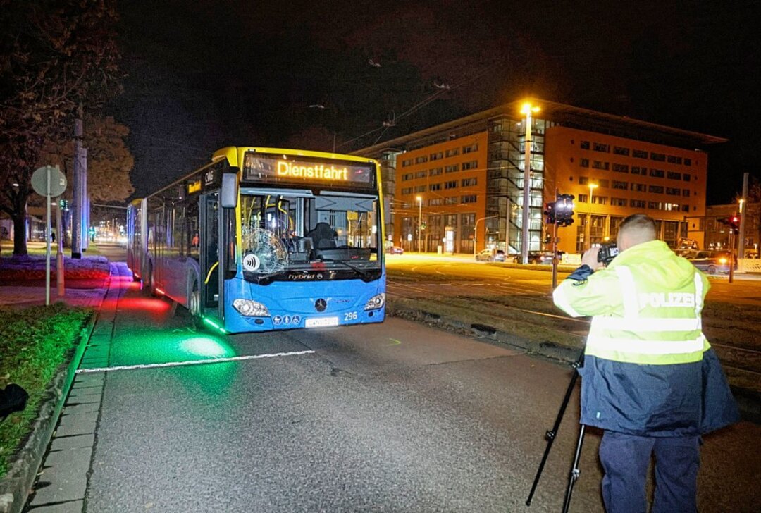 Update: Unfall in Chemnitzer City - Junge Frau kollidiert mit Linienbus - In der Chemnitzer City kam es heute Nachmittag zu einer Kollision zwischen einem Fußgänger und einem Linienbus. Foto: Harry Härtel